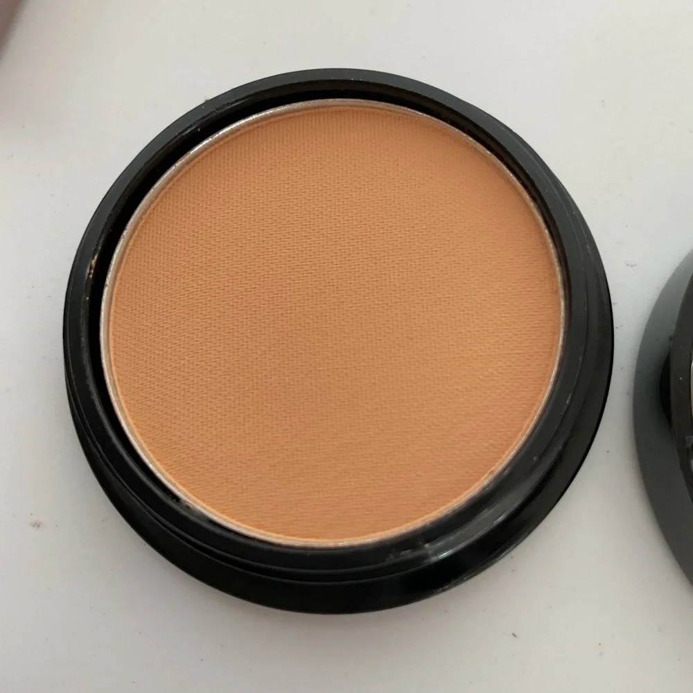 Manna Kadar Beauty Flawless Finish Dual Powder in C4 NWT